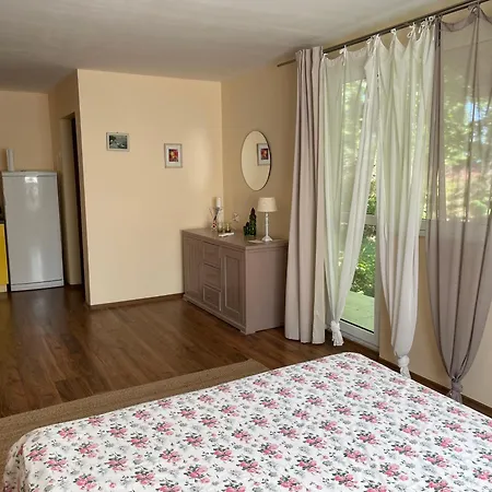Case de vacanță Peaceful Summer House With Garden Near The Kabakum ,