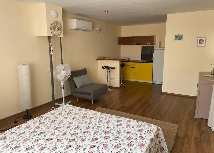 A Charming And Peaceful Summer 400m From The Sea Warna